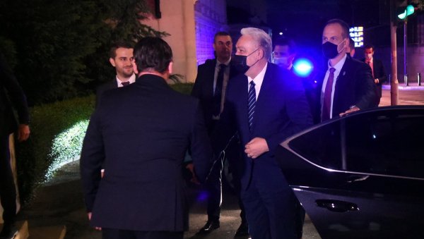 СТИГЛО САОПШТЕЊЕ ИЗ ПАТРИЈАРШИЈЕ НАКОН САСТАНКА: Кривокапић у Београд дошао да само би одложио потписивање Темељног уговора СТИГЛО САОПШТЕЊЕ ИЗ ПАТРИЈАРШИЈЕ НАКОН САСТАНКА: Кривокапић у Београд дошао да само би одложио потписивање Темељног уговора