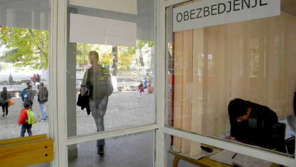 ПЛАЋАЈУ ЧУВАЊЕ ПРАЗНИХ ШКОЛА? И уплата ђачког динара током године је на добровољној бази ПЛАЋАЈУ ЧУВАЊЕ ПРАЗНИХ ШКОЛА? И уплата ђачког динара током године је на добровољној бази