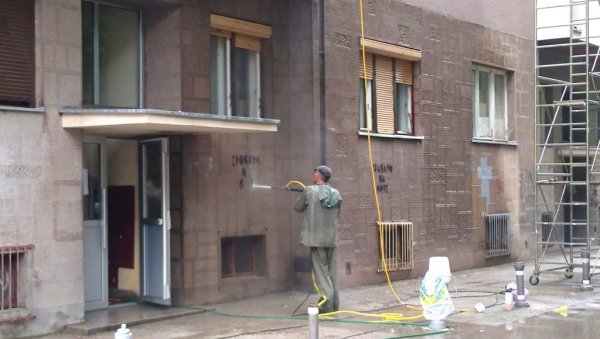 УКЛАЊАЊЕ ГРАФИТА У ПОЖАРЕВЦУ: Уређење зграде у 15. октобра УКЛАЊАЊЕ ГРАФИТА У ПОЖАРЕВЦУ: Уређење зграде у 15. октобра