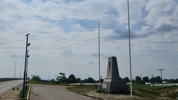 НЕПОШТОВАЊЕ ПРЕДАКА: Вандали украли заставе и оштетили јарболе НЕПОШТОВАЊЕ ПРЕДАКА: Вандали украли заставе и оштетили јарболе