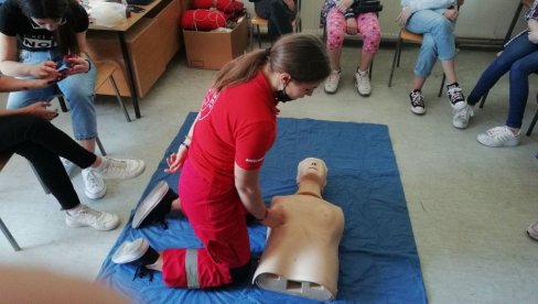 EDUKACIJA OSNOVACA U JAGODINI: Sedmaci obučeni u pružanju prve pomoći EDUKACIJA OSNOVACA U JAGODINI: Sedmaci obučeni u pružanju prve pomoći