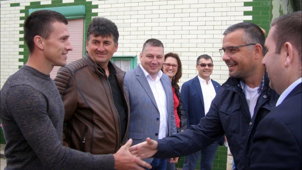 НЕДИМОВИЋ У ЗРЕЊАНИНУ: 100 хиљада евра за Михајлово НЕДИМОВИЋ У ЗРЕЊАНИНУ: 100 хиљада евра за Михајлово