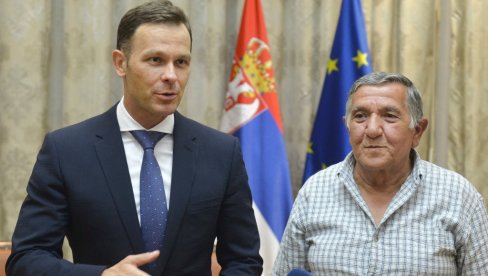 УЗМИ РАЧУН И ПОБЕДИ: Mинистар финансија уручио кључеве од стана породици Ћеримовић из Врања УЗМИ РАЧУН И ПОБЕДИ: Mинистар финансија уручио кључеве од стана породици Ћеримовић из Врања