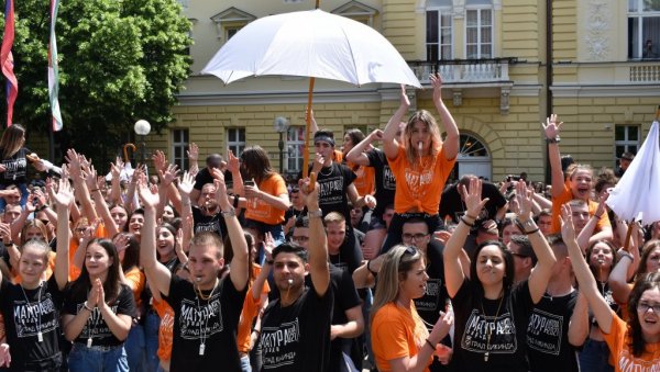 МАТУРАНТСКА ПАРАДА У КИКИНДИ: Плесало више од 300 девојака и младића (ФОТО) МАТУРАНТСКА ПАРАДА У КИКИНДИ: Плесало више од 300 девојака и младића (ФОТО)