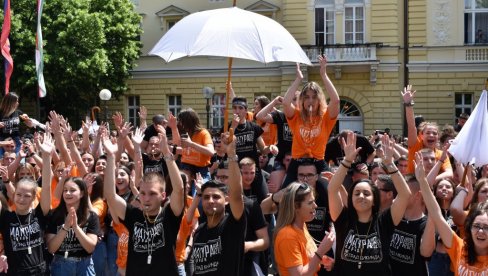 МАТУРАНТСКА ПАРАДА У КИКИНДИ: Плесало више од 300 девојака и младића (ФОТО) МАТУРАНТСКА ПАРАДА У КИКИНДИ: Плесало више од 300 девојака и младића (ФОТО)