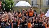 MATURANTSKA PARADA U KIKINDI: Plesalo više od 300 devojaka i mladića (FOTO) MATURANTSKA PARADA U KIKINDI: Plesalo više od 300 devojaka i mladića (FOTO)