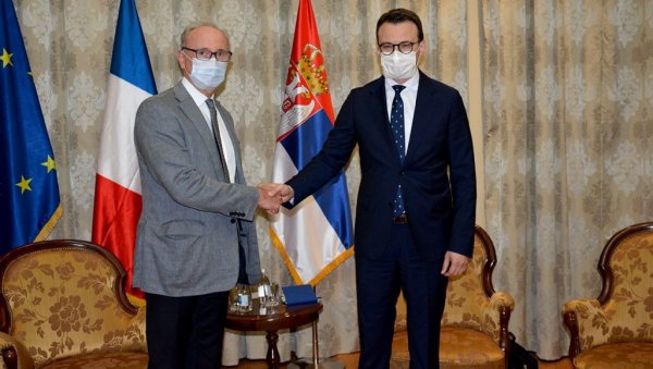 О НОРМАЛИЗАЦИЈИ ОДНОСА БЕОГРАДА И ПРИШТИНЕ: Директор Канцеларије за Косово и Метохију разговарао са амбасадором Француске О НОРМАЛИЗАЦИЈИ ОДНОСА БЕОГРАДА И ПРИШТИНЕ: Директор Канцеларије за Косово и Метохију разговарао са амбасадором Француске