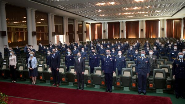 89 НОВИХ ПОДОФИЦИРА: Ово је класа која улази у историју као прва која је дошла из цивилства 89 НОВИХ ПОДОФИЦИРА: Ово је класа која улази у историју као прва која је дошла из цивилства