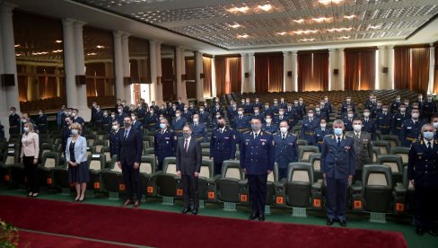 89 НОВИХ ПОДОФИЦИРА: Ово је класа која улази у историју као прва која је дошла из цивилства 89 НОВИХ ПОДОФИЦИРА: Ово је класа која улази у историју као прва која је дошла из цивилства