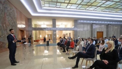 ГРАДИМО ТЕМЕЉЕ ЗА ГЕНЕРАЦИЈЕ: Удовичић потписао уговоре са представницима локалних самоуправа и удружењима за реализацију 96 пројеката ГРАДИМО ТЕМЕЉЕ ЗА ГЕНЕРАЦИЈЕ: Удовичић потписао уговоре са представницима локалних самоуправа и удружењима за реализацију 96 пројеката