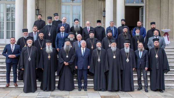 ПАТРИЈАРХ И ЕПИСКОПИ НА БЕЛОМ ДВОРУ: Ручак са Александром Карађорђевићем (ФОТО) ПАТРИЈАРХ И ЕПИСКОПИ НА БЕЛОМ ДВОРУ: Ручак са Александром Карађорђевићем (ФОТО)