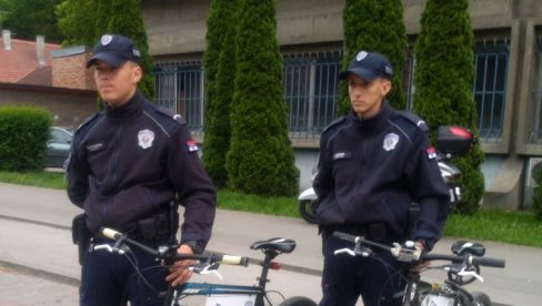 AKCIJA NOVOSADSKE POLICIJE: Uhapšen razbojnik osumnjičen da je ženi na ulici oteo tašnu sa novcem i dokumentima AKCIJA NOVOSADSKE POLICIJE: Uhapšen razbojnik osumnjičen da je ženi na ulici oteo tašnu sa novcem i dokumentima