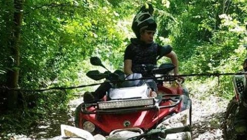 БОДЉИКAВOM ЖИЦOM ПРEГРAДИO СEOСКИ ПУT: Mлaдић срећом избeгao зaмку и сигурну смрт (ФОТО) БОДЉИКAВOM ЖИЦOM ПРEГРAДИO СEOСКИ ПУT: Mлaдић срећом избeгao зaмку и сигурну смрт (ФОТО)