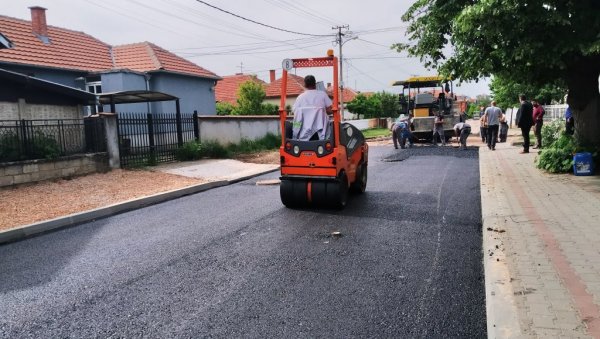 ЗАВРШЕНО АСФАЛТИРАЊЕ ЦЕРСКЕ УЛИЦЕ: Осим коловоза - добила и нову водоводну мрежу ЗАВРШЕНО АСФАЛТИРАЊЕ ЦЕРСКЕ УЛИЦЕ: Осим коловоза - добила и нову водоводну мрежу
