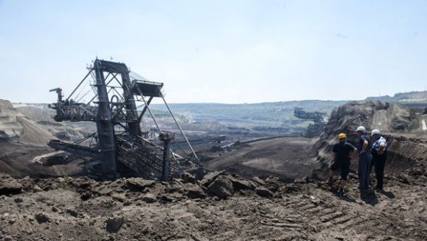 ТЕМА И СМЕНА ЗОРАНЕ: Шеф државе са директором епс и представником синдиката о изградњи Колубаре Б ТЕМА И СМЕНА ЗОРАНЕ: Шеф државе са директором епс и представником синдиката о изградњи Колубаре Б