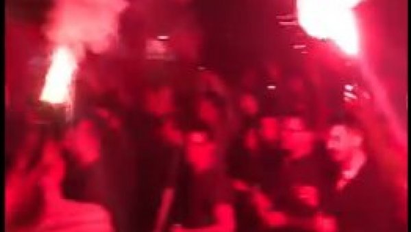 ШАМПИОНСКО СЛАВЉЕ: Овако су навијачи Звезде прославили титулу (ВИДЕО) ШАМПИОНСКО СЛАВЉЕ: Овако су навијачи Звезде прославили титулу (ВИДЕО)