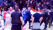 NAVIJAČI KRENULI KA IGRAČIMA ZVEZDE: Nebojša Ilić ih izbacivao sa parketa (VIDEO) NAVIJAČI KRENULI KA IGRAČIMA ZVEZDE: Nebojša Ilić ih izbacivao sa parketa (VIDEO)