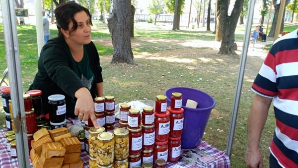 КУВА ЏЕМ ОД ЉУТИХ ПАПРИЧИЦА: Душица Соколов из Раките код Пирота припрема необичне специјалитете КУВА ЏЕМ ОД ЉУТИХ ПАПРИЧИЦА: Душица Соколов из Раките код Пирота припрема необичне специјалитете