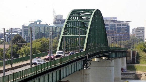 ЈЕЗИВА НЕСРЕЋА У БЕОГРАДУ: Мушкарац скочио са Савског моста, па га прегазио такси ЈЕЗИВА НЕСРЕЋА У БЕОГРАДУ: Мушкарац скочио са Савског моста, па га прегазио такси