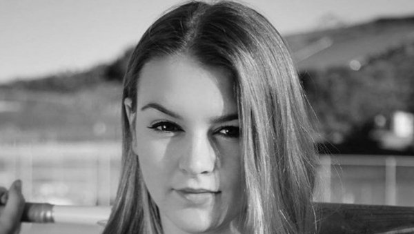 ПОГИНУЛА КЋЕРКА ПОЗНАТОГ ПИСЦА: У трагичној саобраћајној несрећи угашена два млада живота ПОГИНУЛА КЋЕРКА ПОЗНАТОГ ПИСЦА: У трагичној саобраћајној несрећи угашена два млада живота