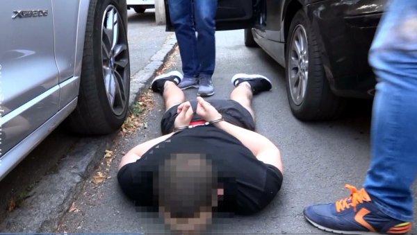 КОКАИН У ШУПЉИНИ МЕРЦЕДЕСА: У акцији Гнев, у аутомобилу у Сремској Митровици, нашли три килограма дроге КОКАИН У ШУПЉИНИ МЕРЦЕДЕСА: У акцији Гнев, у аутомобилу у Сремској Митровици, нашли три килограма дроге