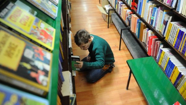 БИБИЛОТЕКАРИ ТРАЖЕ ПОВЛАЧЕЊЕ ЗАКОНА О ТАРИФАМА: Предали петицију са 10.500 потписа државним институцијама БИБИЛОТЕКАРИ ТРАЖЕ ПОВЛАЧЕЊЕ ЗАКОНА О ТАРИФАМА: Предали петицију са 10.500 потписа државним институцијама