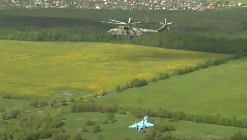 NEZAPAMĆENA SCENA IZNAD SANKT-PETERBURGA: Ruski helikopter Mi-26 nosio Su-27 NEZAPAMĆENA SCENA IZNAD SANKT-PETERBURGA: Ruski helikopter Mi-26 nosio Su-27