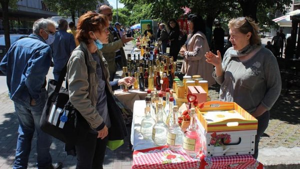 У ПАРАЋИНУ ОДРЖАН САЈАМ МЕДА И ПЧЕЛАРСТВА: Манифестација организована на отвореном у главној улици У ПАРАЋИНУ ОДРЖАН САЈАМ МЕДА И ПЧЕЛАРСТВА: Манифестација организована на отвореном у главној улици