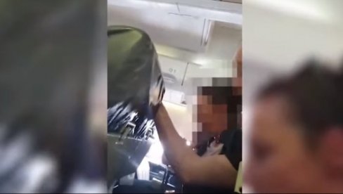 ХАОС У АВИОНУ НА РЕЛАЦИЈИ ПРИШТИНА-БАЗЕЛ: Избила крвава масовна туча током лета, наставили песничење и на аеродрому (ВИДЕО) ХАОС У АВИОНУ НА РЕЛАЦИЈИ ПРИШТИНА-БАЗЕЛ: Избила крвава масовна туча током лета, наставили песничење и на аеродрому (ВИДЕО)