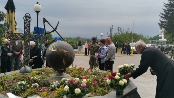 ОБЕЛЕЖЕН НАЈТУЖНИЈИ ДАН У ИСТОРИЈИ ВАРВАРИНА: Пре 22 године НАТО бомбардовао мост на Великој Морави при чему је погинуло 10 мештана (ФОТО) ОБЕЛЕЖЕН НАЈТУЖНИЈИ ДАН У ИСТОРИЈИ ВАРВАРИНА: Пре 22 године НАТО бомбардовао мост на Великој Морави при чему је погинуло 10 мештана (ФОТО)