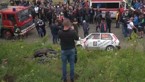 ПОГЛЕДАЈТЕ ТРЕНУТАК НЕСРЕЋЕ: Узнемирујући снимак удеса у коме је погинуо Владимир Шекуларац (ВИДЕО) ПОГЛЕДАЈТЕ ТРЕНУТАК НЕСРЕЋЕ: Узнемирујући снимак удеса у коме је погинуо Владимир Шекуларац (ВИДЕО)