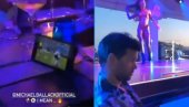 ФУДБАЛСКА ЕМОЦИЈА У ЈЕДНОЈ СЛИЦИ: Легендарни Немац непомично гледа финале ЛШ, не занимају га атрактивне плесачице око њега (ВИДЕО)