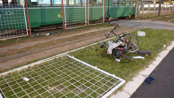 ДЕТАЉИ НЕСРЕЋЕ НА НОВОМ БЕОГРАДУ: Мушкарац у алкохолисаном стању прелазио улицу ван пешачког прелаза (ФОТО) ДЕТАЉИ НЕСРЕЋЕ НА НОВОМ БЕОГРАДУ: Мушкарац у алкохолисаном стању прелазио улицу ван пешачког прелаза (ФОТО)