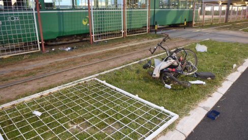 ДЕТАЉИ НЕСРЕЋЕ НА НОВОМ БЕОГРАДУ: Мушкарац у алкохолисаном стању прелазио улицу ван пешачког прелаза (ФОТО) ДЕТАЉИ НЕСРЕЋЕ НА НОВОМ БЕОГРАДУ: Мушкарац у алкохолисаном стању прелазио улицу ван пешачког прелаза (ФОТО)