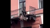 УЗНЕМИРИЈУЋИ СНИМАК: Језива сцена у Русији, мушкарац и жена пали са терасе! (ВИДЕО) УЗНЕМИРИЈУЋИ СНИМАК: Језива сцена у Русији, мушкарац и жена пали са терасе! (ВИДЕО)