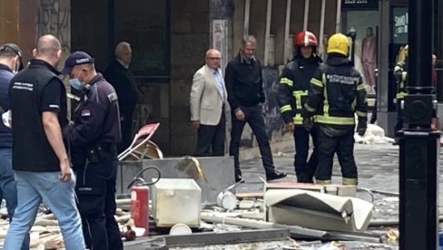 ВЕСИЋ НА МЕСТУ ЕКСПЛОЗИЈЕ У БЕОГРАДУ: Заменик градоначелника Београда одмах изашао на терен (ФОТО) ВЕСИЋ НА МЕСТУ ЕКСПЛОЗИЈЕ У БЕОГРАДУ: Заменик градоначелника Београда одмах изашао на терен (ФОТО)