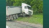 TEŽAK UDES KOD ZMAJA: Prevrnuo se šleper na auto-putu, iscurela nafta TEŽAK UDES KOD ZMAJA: Prevrnuo se šleper na auto-putu, iscurela nafta