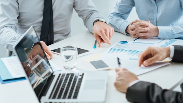 ОДАВАЊЕ ТАЈНИ САД ЈЕ ПРИВРЕДНИ ПРЕСТУП: Посланици усвојили нову верзију Закона о заштити пословања, новинари изузети од кажњавања ОДАВАЊЕ ТАЈНИ САД ЈЕ ПРИВРЕДНИ ПРЕСТУП: Посланици усвојили нову верзију Закона о заштити пословања, новинари изузети од кажњавања