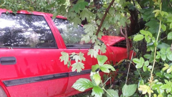 ВЕЗАО ЖЕНУ, ПА ГУРНУО КОЛА НИЗ ЛИТИЦУ: Власотинчанину осумњиченом за покушај убиства супруге одређен притвор ВЕЗАО ЖЕНУ, ПА ГУРНУО КОЛА НИЗ ЛИТИЦУ: Власотинчанину осумњиченом за покушај убиства супруге одређен притвор