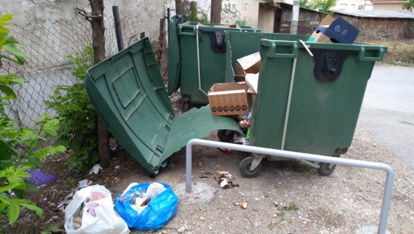 СРАМНА СЦЕНА У ПОЖАРЕВЦУ: Вандалски чин у Светосавској улици, нови начин уништавања контејнера СРАМНА СЦЕНА У ПОЖАРЕВЦУ: Вандалски чин у Светосавској улици, нови начин уништавања контејнера