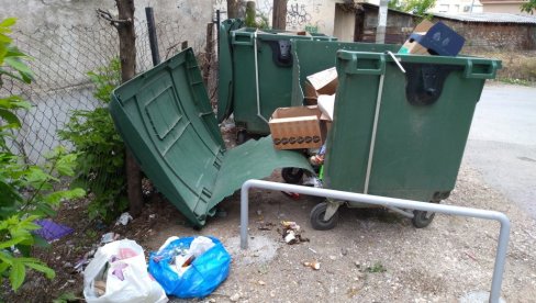 СРАМНА СЦЕНА У ПОЖАРЕВЦУ: Вандалски чин у Светосавској улици, нови начин уништавања контејнера СРАМНА СЦЕНА У ПОЖАРЕВЦУ: Вандалски чин у Светосавској улици, нови начин уништавања контејнера