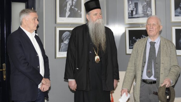 ПЕСНИКУ ЈЕ ЧАСТ ДА БУДЕ ДОБРОТВОР: Матија Бећковић уручио прилог митрополиту Јоаникију за капелу патријарха Гаврила у Доњој Морачи ПЕСНИКУ ЈЕ ЧАСТ ДА БУДЕ ДОБРОТВОР: Матија Бећковић уручио прилог митрополиту Јоаникију за капелу патријарха Гаврила у Доњој Морачи