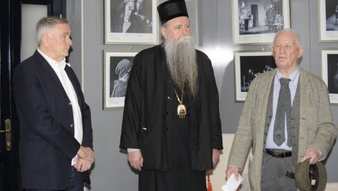 PESNIKU JE ČAST DA BUDE DOBROTVOR: Matija Bećković uručio prilog mitropolitu Joanikiju za kapelu patrijarha Gavrila u Donjoj Morači PESNIKU JE ČAST DA BUDE DOBROTVOR: Matija Bećković uručio prilog mitropolitu Joanikiju za kapelu patrijarha Gavrila u Donjoj Morači