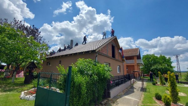 ЗАХВАЉУЈУЋИ НОВОСТИМА НОВА КУЋА: Породица Николић добила кров над главом ЗАХВАЉУЈУЋИ НОВОСТИМА НОВА КУЋА: Породица Николић добила кров над главом
