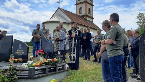 ВЕТЕРАНИ ЈНА СЕ ПОКЛОНИЛИ СЕНИМА БРАЋЕ ПО ОРУЖЈУ: Срето, Борислав и Петар ће увек бити део небеског оклопног вода (ФОТО) ВЕТЕРАНИ ЈНА СЕ ПОКЛОНИЛИ СЕНИМА БРАЋЕ ПО ОРУЖЈУ: Срето, Борислав и Петар ће увек бити део небеског оклопног вода (ФОТО)