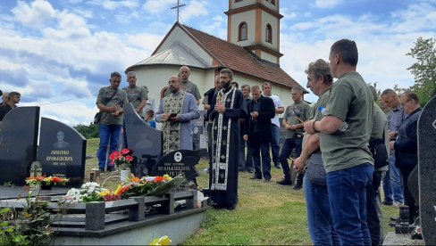 ВЕТЕРАНИ ЈНА СЕ ПОКЛОНИЛИ СЕНИМА БРАЋЕ ПО ОРУЖЈУ: Срето, Борислав и Петар ће увек бити део небеског оклопног вода (ФОТО) ВЕТЕРАНИ ЈНА СЕ ПОКЛОНИЛИ СЕНИМА БРАЋЕ ПО ОРУЖЈУ: Срето, Борислав и Петар ће увек бити део небеског оклопног вода (ФОТО)