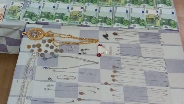 ПЉАЧКАШИ ХРАМА ИПАК У ЗАТВОРУ: Македонци осумњичени за крађу у цркви у Бару умало да избегну казну ПЉАЧКАШИ ХРАМА ИПАК У ЗАТВОРУ: Македонци осумњичени за крађу у цркви у Бару умало да избегну казну