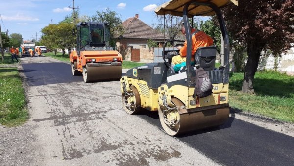 НОВИ КОЛОВОЗИ У 25 УЛИЦА Власт у Србобрану на 10 година склапа партнерство којим ће обновити путеве у општини НОВИ КОЛОВОЗИ У 25 УЛИЦА Власт у Србобрану на 10 година склапа партнерство којим ће обновити путеве у општини