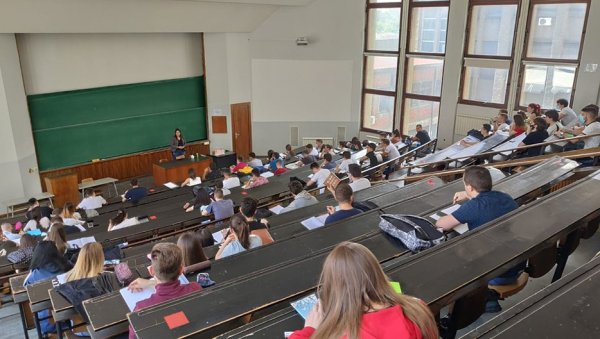 ГРУПНО СПРЕМАЊЕ ИСПИТА: Старије колеге помаж стдуентима Машинског факултета ГРУПНО СПРЕМАЊЕ ИСПИТА: Старије колеге помаж стдуентима Машинског факултета