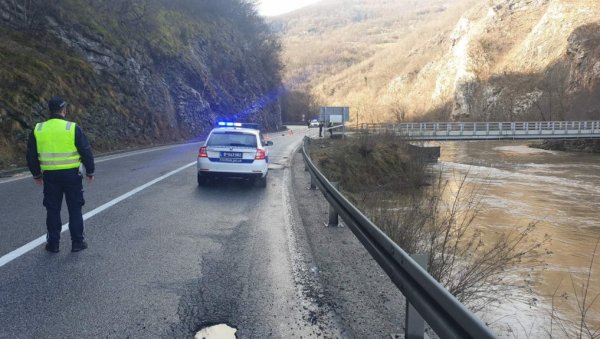 РИБОЛОВЦИ ПРОНАШЛИ ТЕЛО У ПОТПЕЋКОМ ЈЕЗЕРУ: Леш у фази распадања плутао по води РИБОЛОВЦИ ПРОНАШЛИ ТЕЛО У ПОТПЕЋКОМ ЈЕЗЕРУ: Леш у фази распадања плутао по води